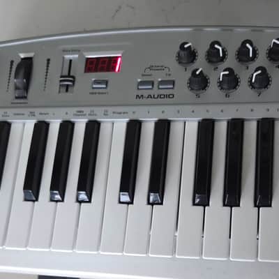 M-Audio Oxygen 8 25-Key MIDI Controller Keyboard 2002 - 2005 - Silver image 2