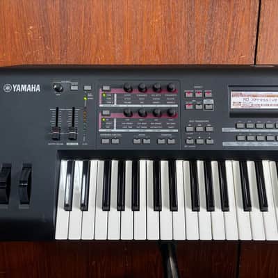 Yamaha MOX6 61-Key Semi-Weighted Music Production Synthesizer Workstation w/ power supply image 2