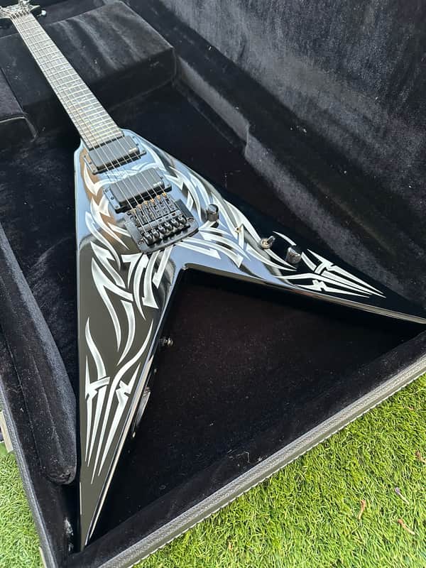 B.C. Rich Kerry King Signature KKV Tribal Flying V 2000er - Black image 1