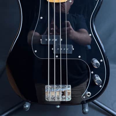 Squier Classic Vibe 70's Precision Bass 4-String Bass Guitar Gloss Black Finish (760) image 2