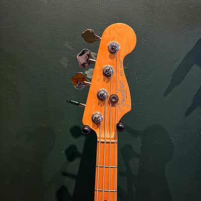 Fender American Series Jazz Bass with Maple Fretboard 2005 - 3-Color Sunburst image 5