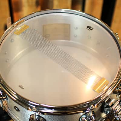 DW 5.5x13 Collector's 3mm Wrinkle Coat Aluminum Snare Drum - DRVA5513SVC image 5