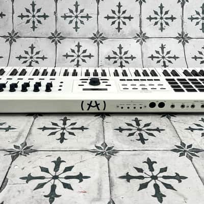 Arturia KeyLab 61 MkIII MIDI Controller image 4