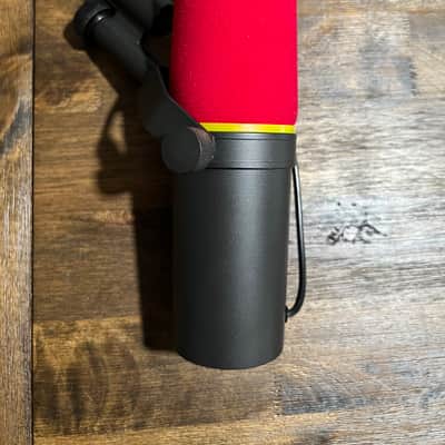 Shure SM7B Genuine Cardioid Dynamic Microphone AND a Pre-Amp image 9