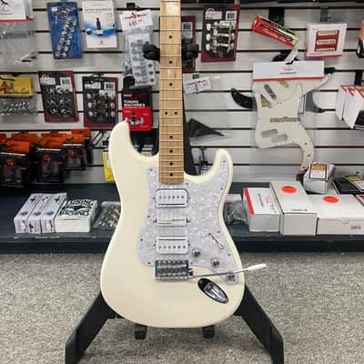 Fender Standard Stratocaster with Maple Fretboard 1998 - 2005 - Arctic White image 1