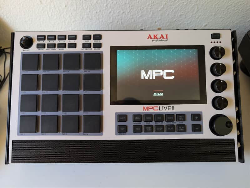 Akai MPC Live II + Skin Retro + Decksaver + SD Expansiones image 1