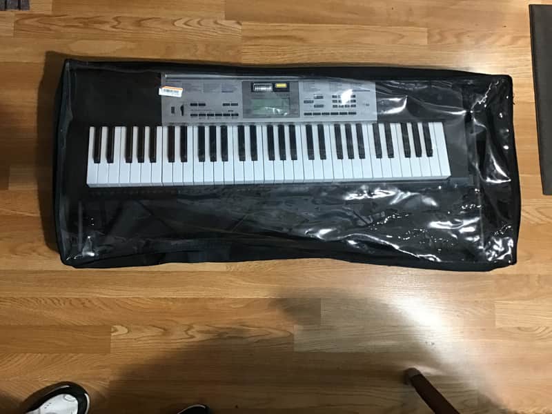 Casio LK-135 61-Key Key-Lighting Keyboard 2010s - Silver / Black image 1