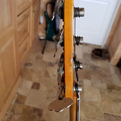 Fender Classic 60s Jazz. Heavy Relic 2018 Vintage White Relic Nitros Cellulose Lacquer. Beautiful Checking. image 13