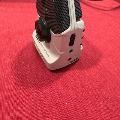 Zoom Q2N Camera/Audio Recorder + 32GB SD card image 3