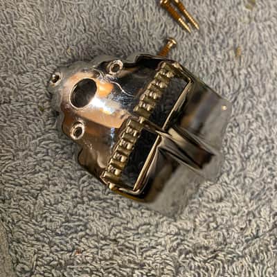 Eastman Cast Mandolin tailpiece 2005 - Chrome image 2