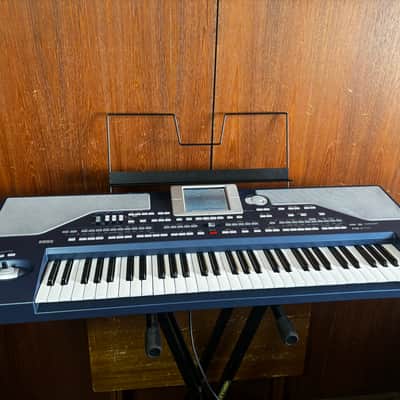 Korg Pa800 - Professional 61-Key Arranger Keyboard with Built-In Speakers w/ bag image 1
