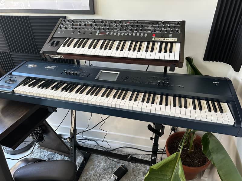 Korg Triton Extreme 88-Key 120-Voice Polyphonic Workstation 2005 - 2009 - Black image 1