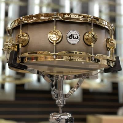 DW COLLECTOR'S 14X5 SSC MAPLE SNARE DRUM NATURAL TO EBONY SATIN OIL BURST | GOLD HARDWARE - FLOOR MODEL image 3