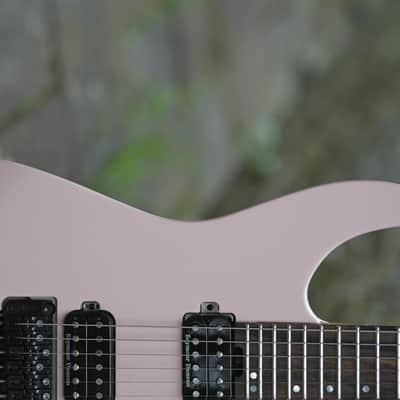 Jackson American Series Virtuoso™, Streaked Ebony Fingerboard - Satin Shell Pink image 5