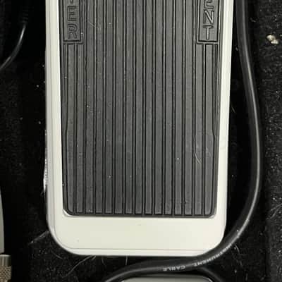 Dunlop 105Q Cry Baby Bass Wah 1999 - Present - White image 2