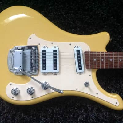 Yamaha SGV300 Yellow image 4