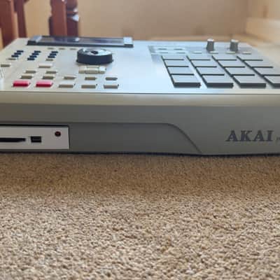Akai MPC 2000xl | 8 Outs | Max Ram | Card Reader | New Screen | Excellent Condition image 2