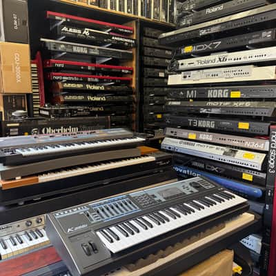 Kurzweil K2661  /Black / Blue ,128mb Memory ,Plastic still in a screen , 61 key keyboard //ARMENS//