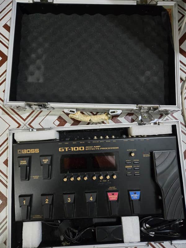 Boss GT-100 Guitar Effects Processor + FLIGHT CASE image 1