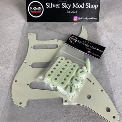 FENDER PLAYER SERIES STRATOCASTER REPLACEMENT PICKGUARD & PARTS KIT VINTAGE MINT GREEN STRAT image 3