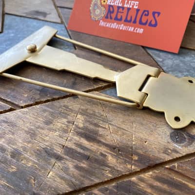 Real Life Relics Aged Gold Archtop Deluxe Tailpiece    [BF4]