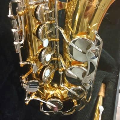 Vito (Yamaha YAS-23) Alto Saxophone with Accessories image 2