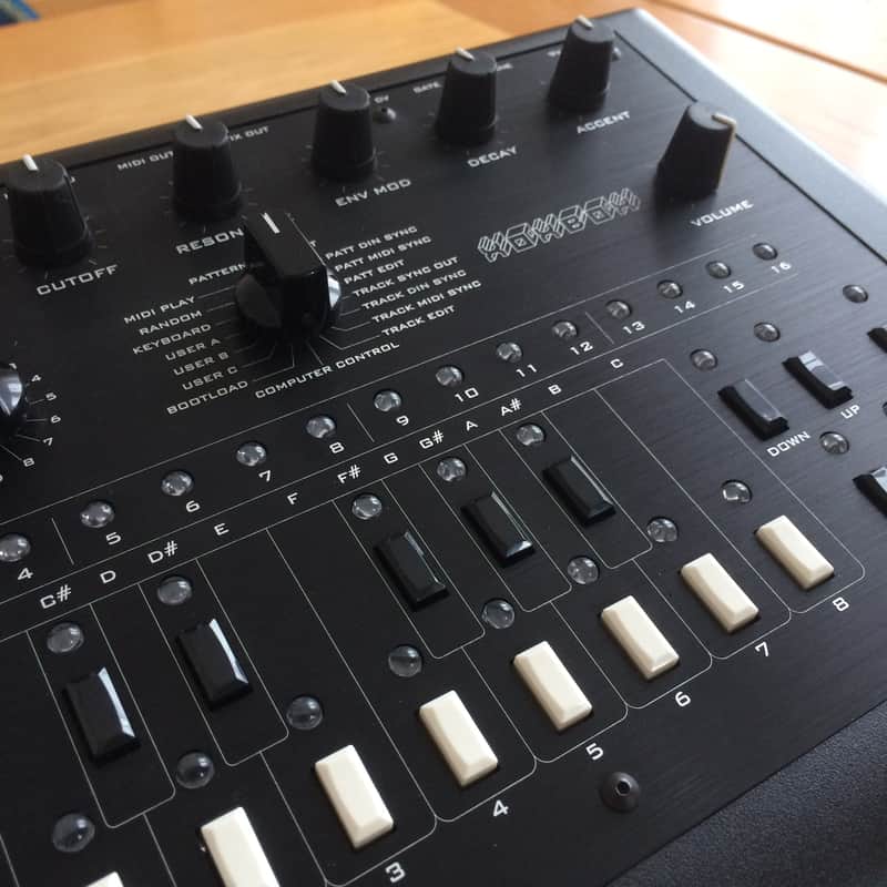 x0xb0x // xoxbox // Roland TB-303 clone // 100% analogue acid