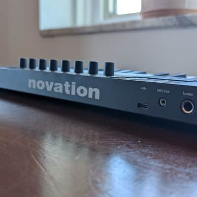 Novation Launchkey Mini 37 MKIV MIDI Keyboard Controller 2024 - Present - Black image 5