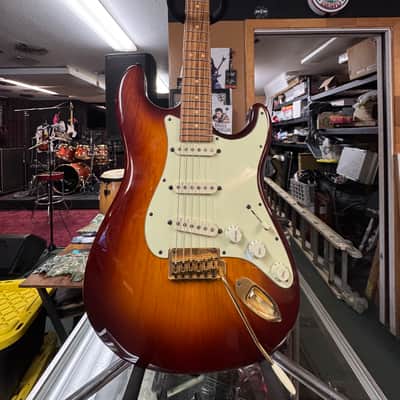 Custom Strat copy 2000’s - Cherry sunburst image 1