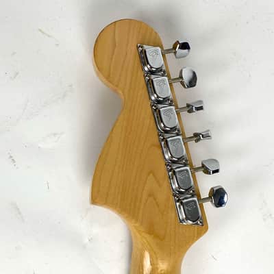 Fender Stratocaster 1974 - Sunburst, Maple neck  Super clean. with original hard  Fender Tolex case image 16