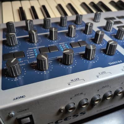 Access Virus Indigo 37-Key Digital Synthesizer 2001 - Silver & Blue image 17