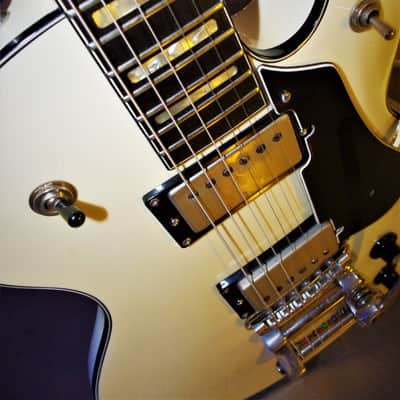 Hagstrom SWEDE L.P. 1976 White Aged,  Geppetto Camelot PAF pups..   Bigsby trem system.  Watch video image 6
