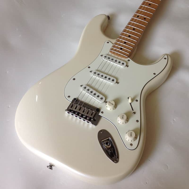 Squier Deluxe Stratocaster 2011 Pearl White | Reverb