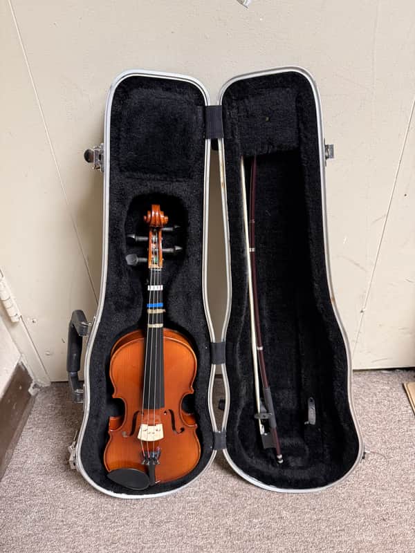 Chinese Student Violin Outfit w/ Bow & Hard Case – Used – 1/4 Size image 1
