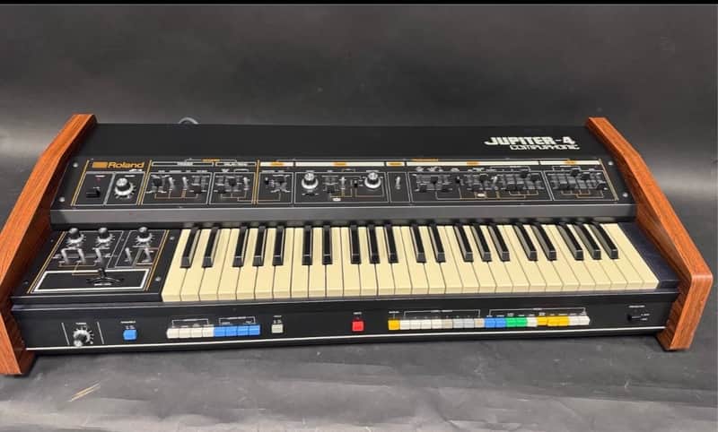 Roland Jupiter 4 synthesizer Bild 1