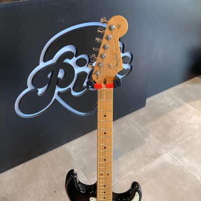 Fender American Professional Stratocaster with Maple Fretboard 2017 - 2019 - 3-Color Sunburst image 2
