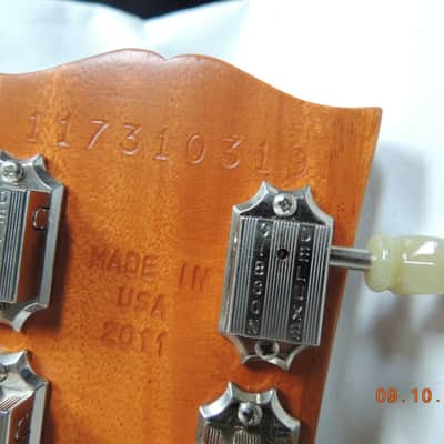 2011 Gibson 60's Tribute Les Paul Studio Electric Guitar (P90 Pick ups) w/ gig bag. Honeyburst image 23