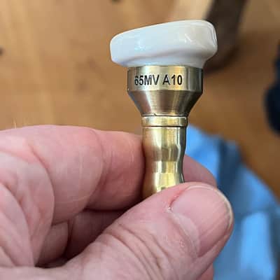 Wedge 65MV hybrid trumpet mouthpiece top with 10 degree angle and Warburton B4 gold plated backbore Bild 8