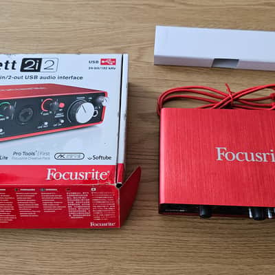 Focusrite Scarlett 2i2 2nd Gen USB Audio Interface - Red / Black image 2