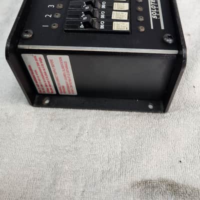 Solotech, Professional 30 Amp 125/250 Volt Electrical Distribution Box with 10 U-ground Outputs protected by a 15 Amp 125 Volt circuit breaker, Model ARD5D-1 image 5