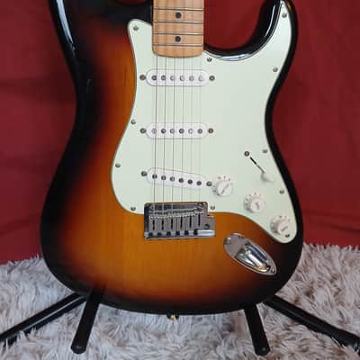 Fender Stratocaster – 2008 – Sunburst – Made in Mexico – Maple Neck – With Gig Bag image 2
