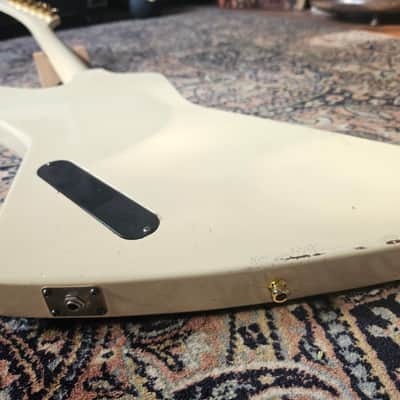Gibson Explorer 1982 antique white image 5