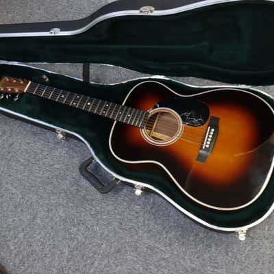 Martin 000-28 Sunburst Mint Condition w/original case image 2