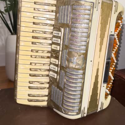 Noble Piano Accordion, 41/120, LMH, 7 registers, Made in Italy, in excellent playing condition and very good cosmetic condition image 9