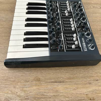 Arturia MiniBrute 25-Key Synthesizer 2012 - 2018 - Black image 3