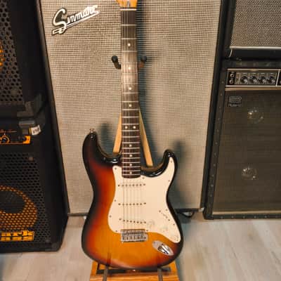Fender Stratocaster with 3-Bolt Neck, Maple Fretboard 1975 Sunburst image 3
