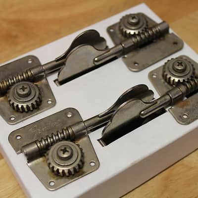 Real Life Relics Fender® Aged 70's Bass Tuners (Fender® 0076568049.   [DS3])