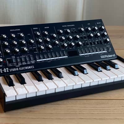 Roland SE-02 Boutique Series Synthesizer Module with K-25m