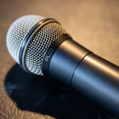 Electro-Voice R300-HD Handheld Wireless Microphone System Band-C image 6