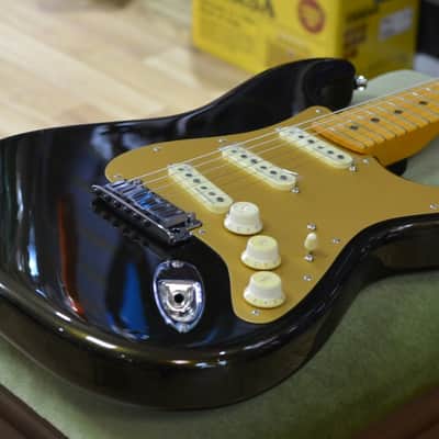 Fender American Ultra Stratocaster Maple Fingerboard Texas Tea with Hard Case B-Stock image 3